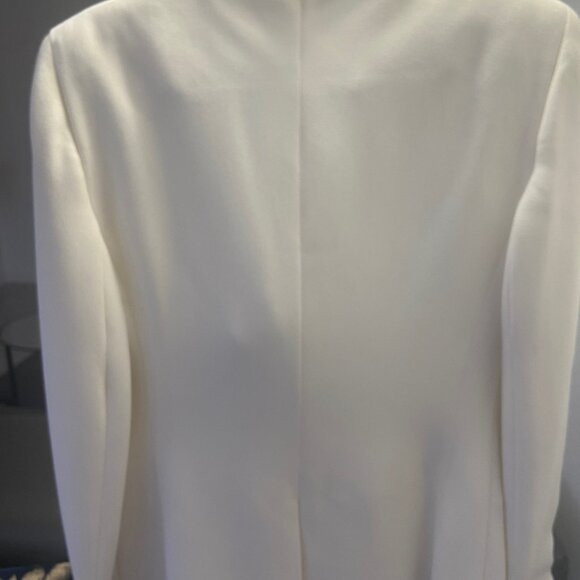 GORGEOUS AND CLASSIC GENTLY WORN ANNE KLEIN WHITE BLAZER - SIZE 12P - Picture 2 of 2